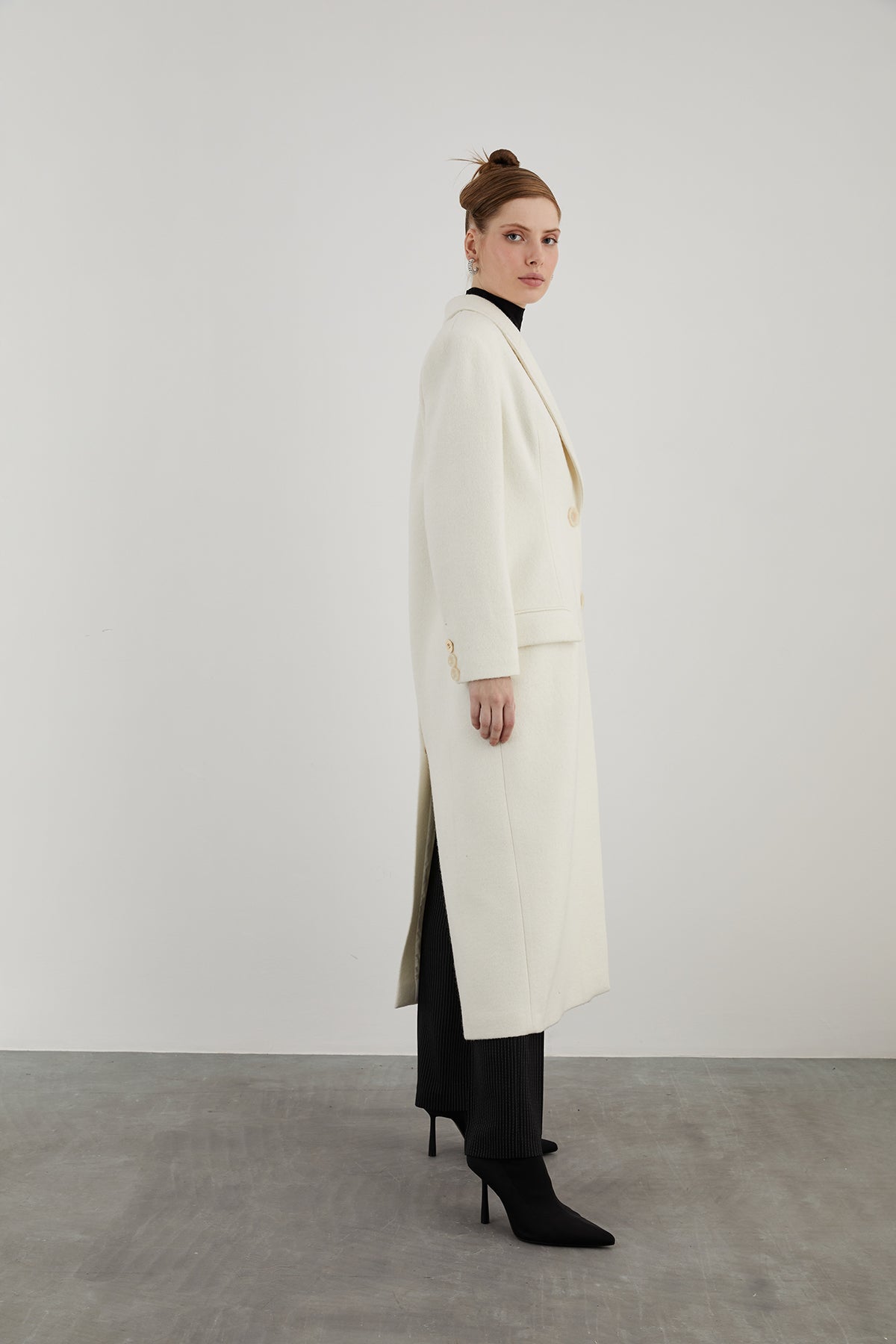 Önü Düğmeli Arkası Yırtmaçlı Midi Boy Ekru Kaşe Kaban