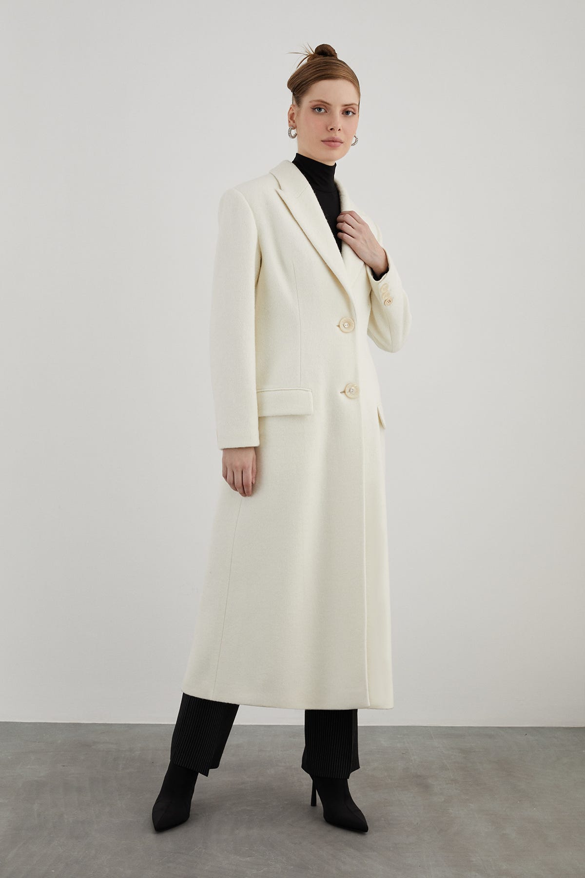 Önü Düğmeli Arkası Yırtmaçlı Midi Boy Ekru Kaşe Kaban