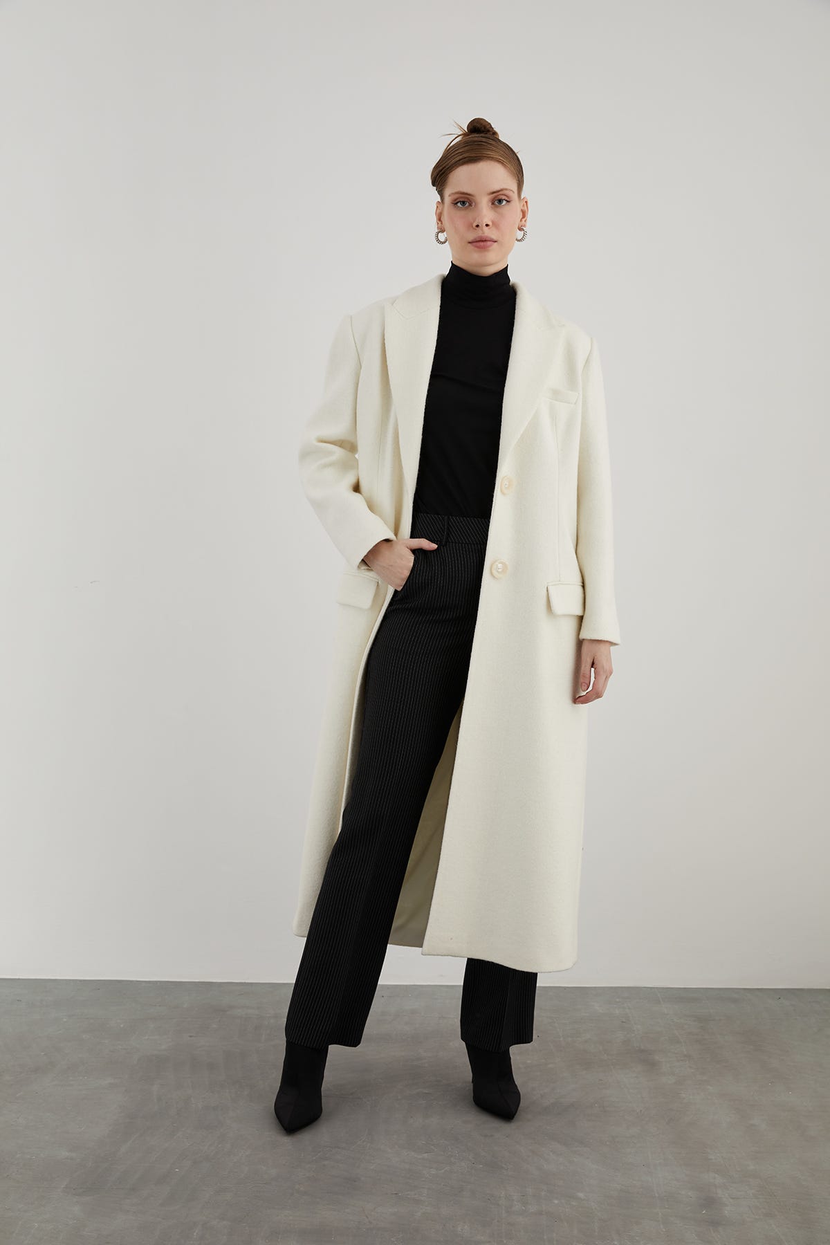 Önü Düğmeli Arkası Yırtmaçlı Midi Boy Ekru Kaşe Kaban