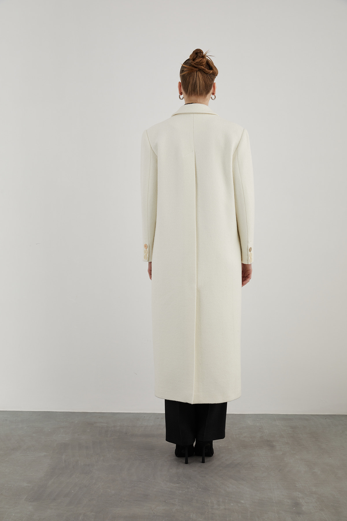 Önü Düğmeli Arkası Yırtmaçlı Midi Boy Ekru Kaşe Kaban