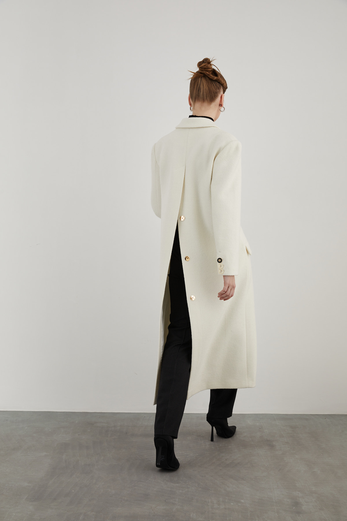 Önü Düğmeli Arkası Yırtmaçlı Midi Boy Ekru Kaşe Kaban