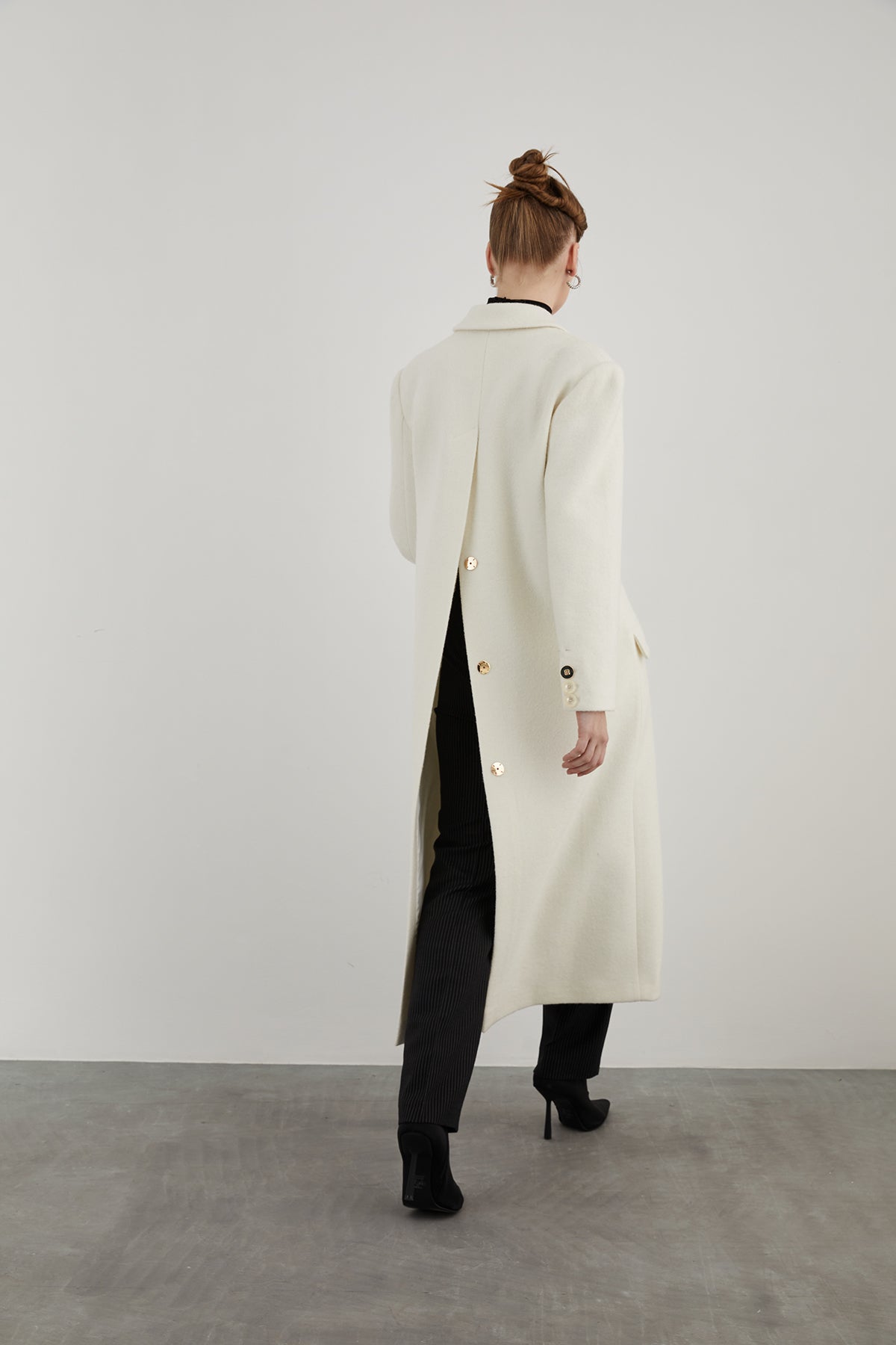 Önü Düğmeli Arkası Yırtmaçlı Midi Boy Ekru Kaşe Kaban