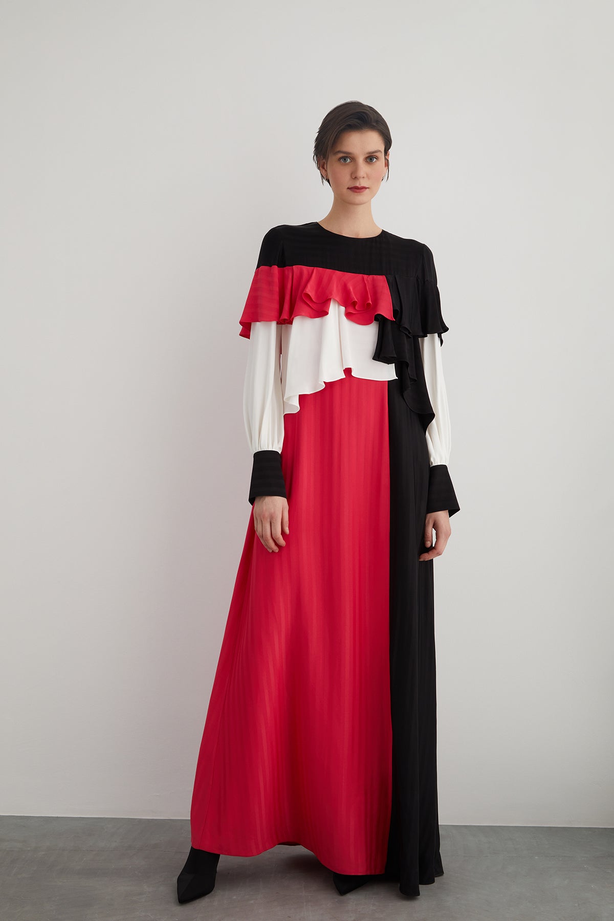 Arka Yaka Düğmeli Asimetrik Model Kloş Uzun Elbise