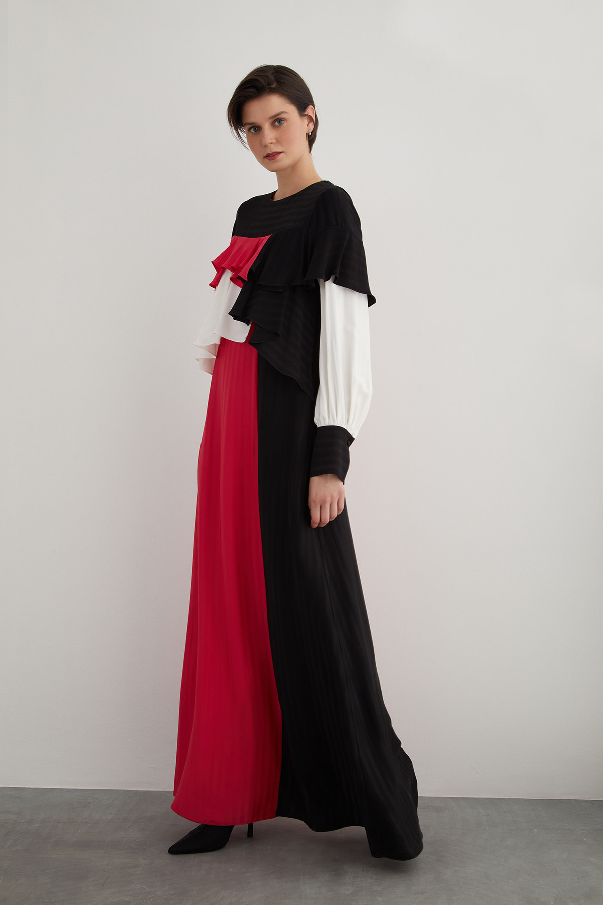 Arka Yaka Düğmeli Asimetrik Model Kloş Uzun Elbise