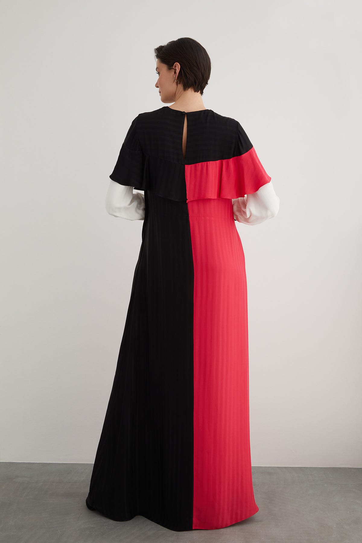 Arka Yaka Düğmeli Asimetrik Model Kloş Uzun Elbise