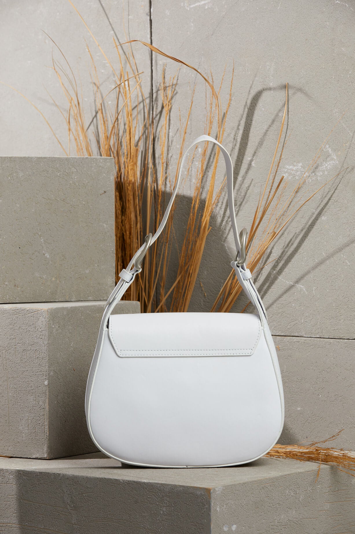 Oynar Başlıklı Kulp Detaylı İçi Cepli Deri Çanta