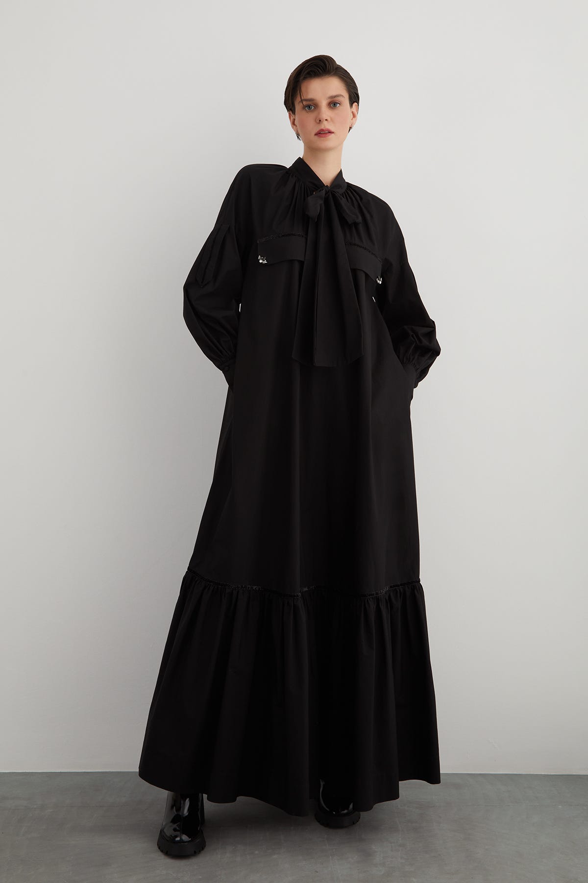 İşleme Detaylı Yakası Bağcıklı A Form Uzun Poplin Elbise