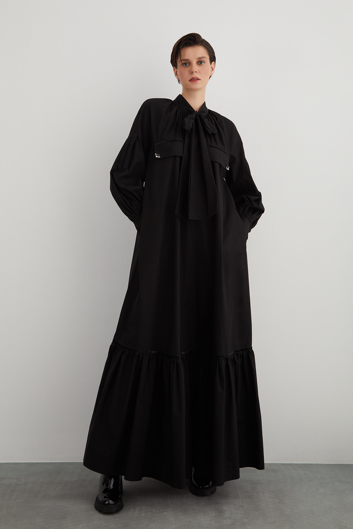 İşleme Detaylı Yakası Bağcıklı A Form Uzun Poplin Elbise