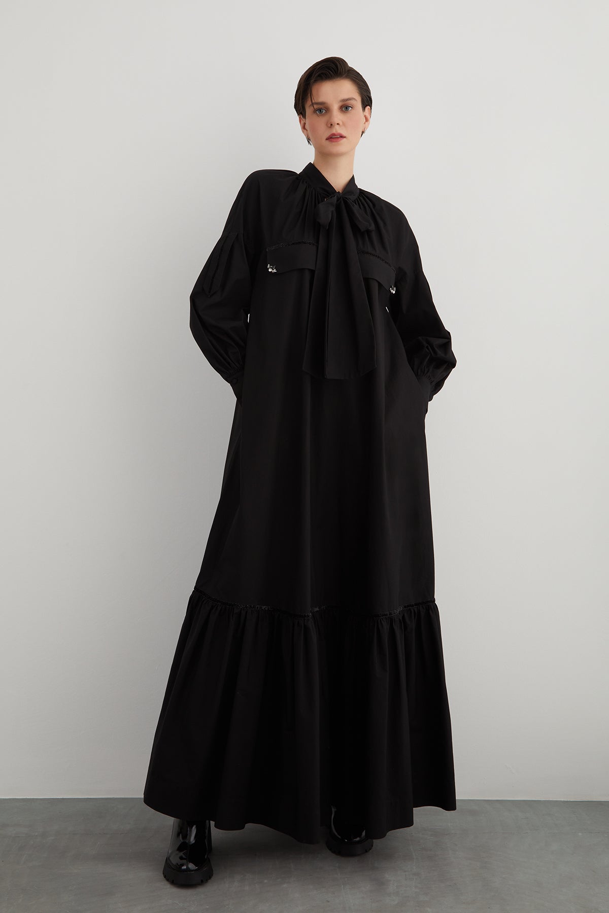 İşleme Detaylı Yakası Bağcıklı A Form Uzun Poplin Elbise