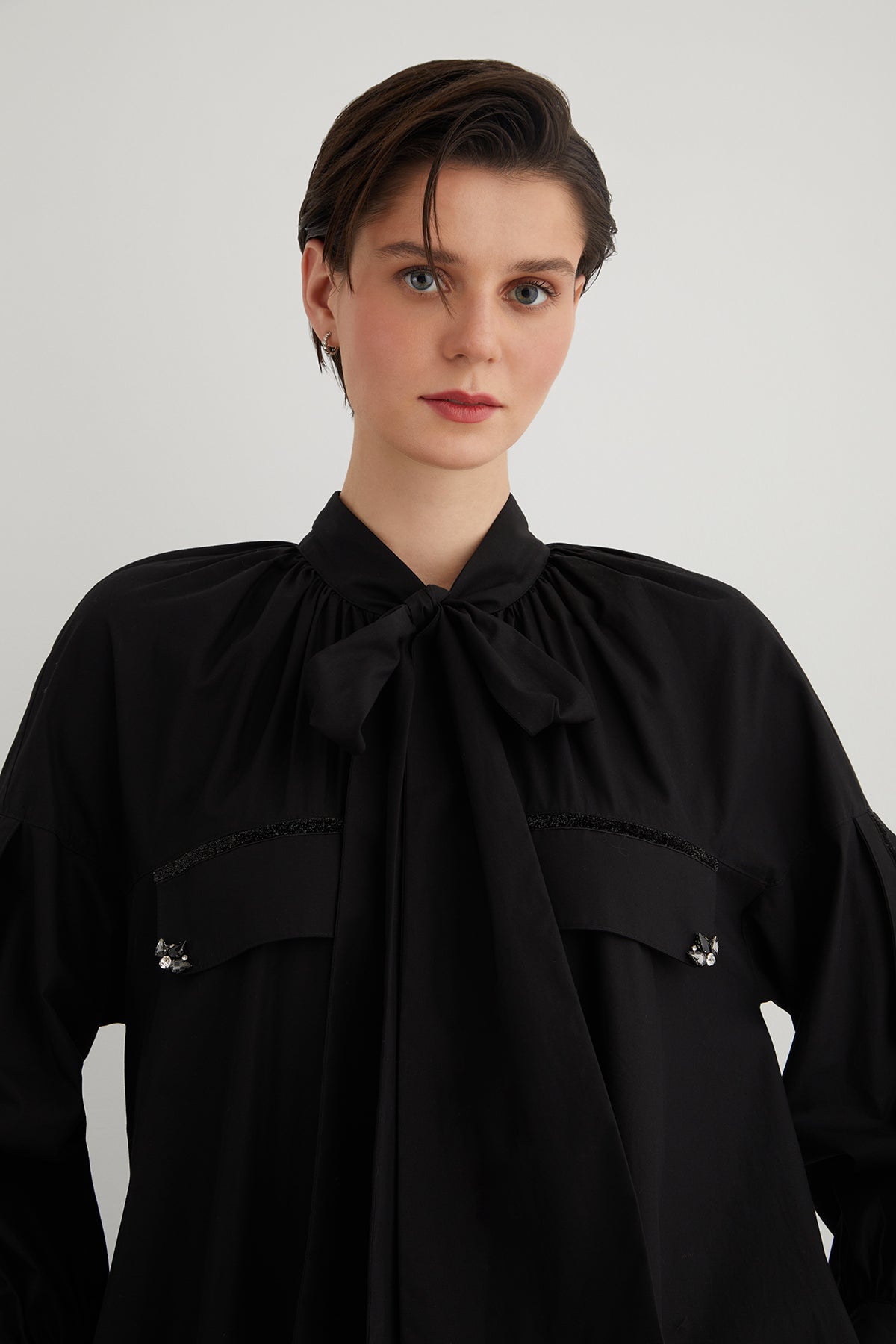 İşleme Detaylı Yakası Bağcıklı A Form Uzun Poplin Elbise