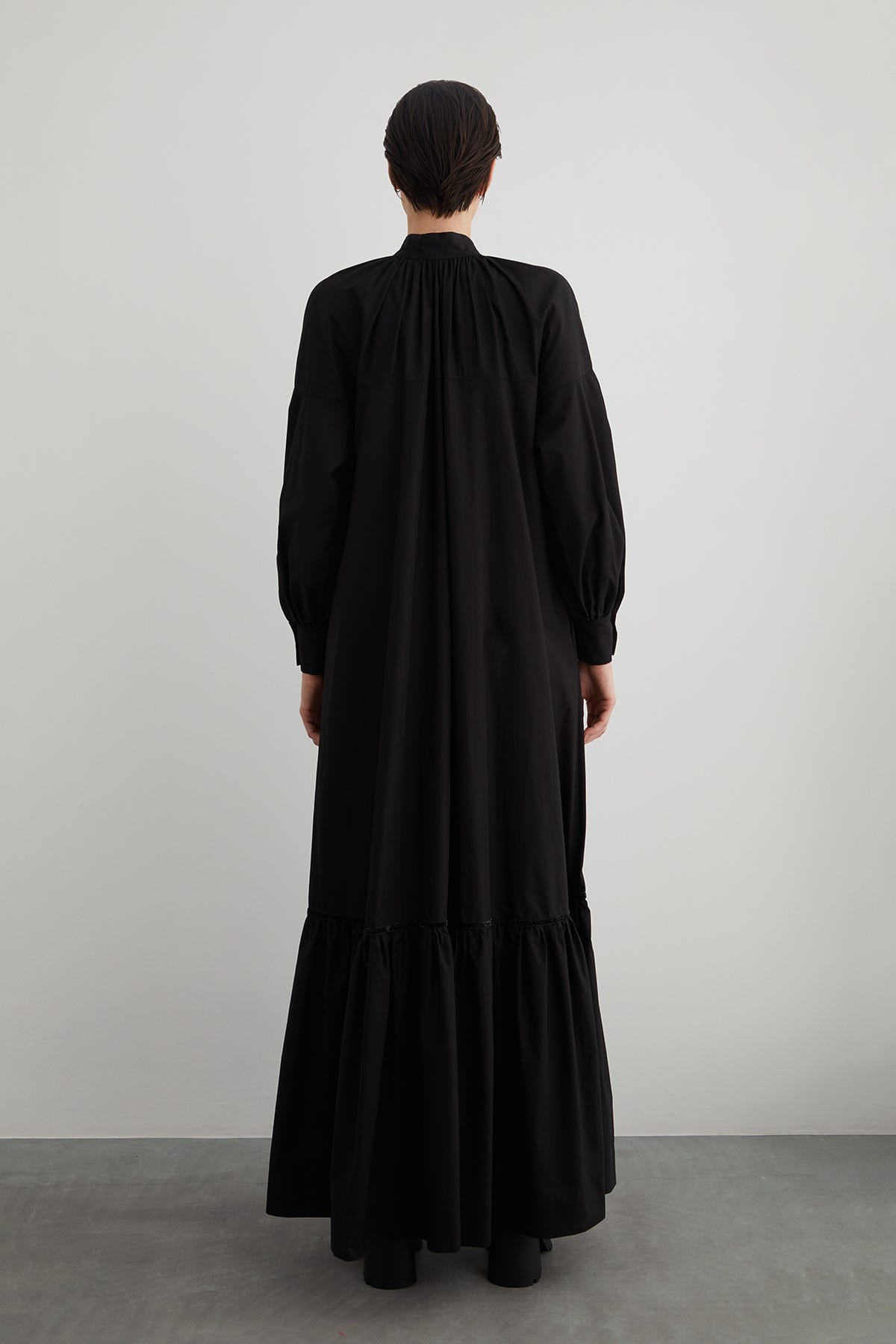 İşleme Detaylı Yakası Bağcıklı A Form Uzun Poplin Elbise