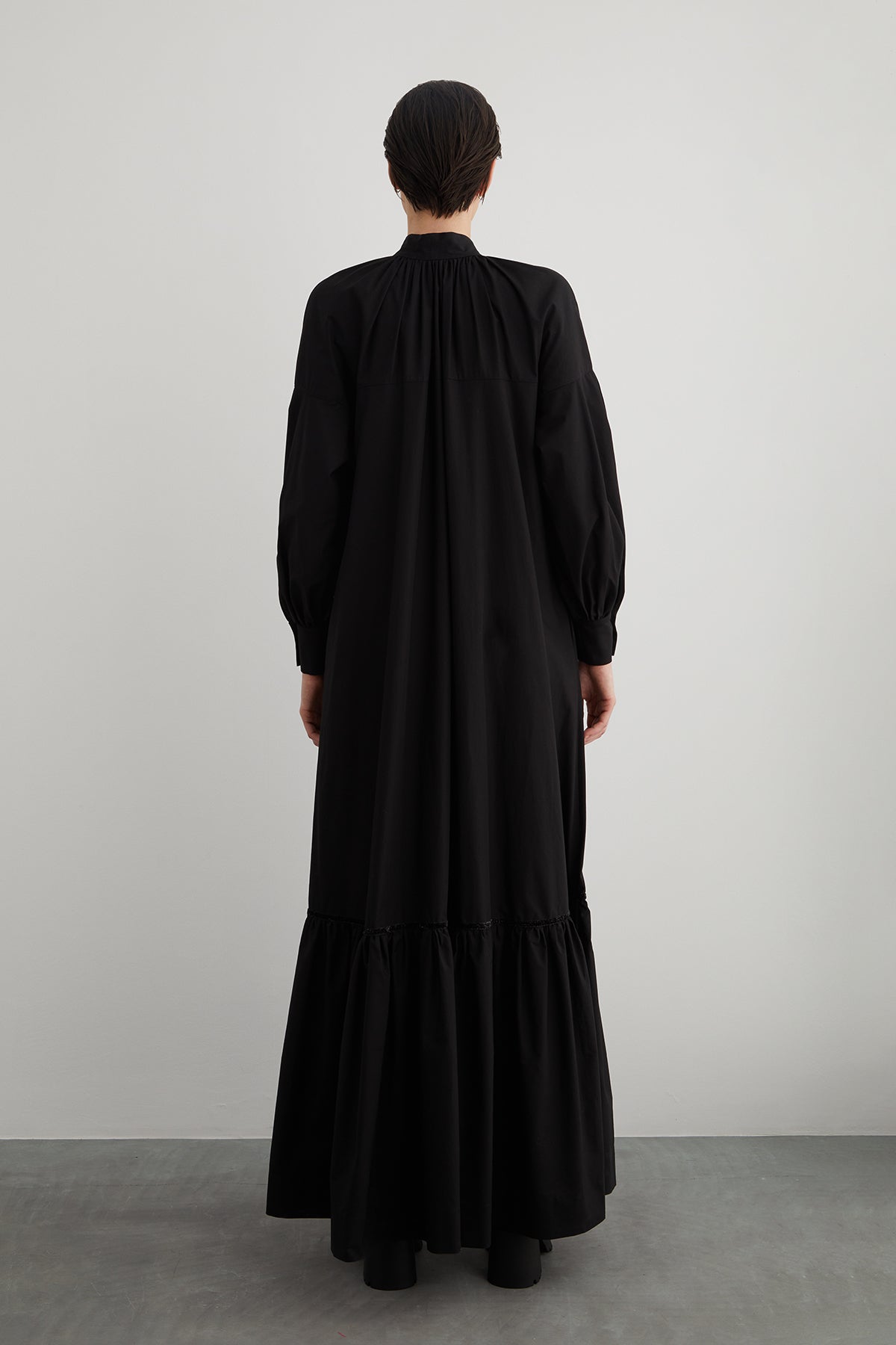 İşleme Detaylı Yakası Bağcıklı A Form Uzun Poplin Elbise