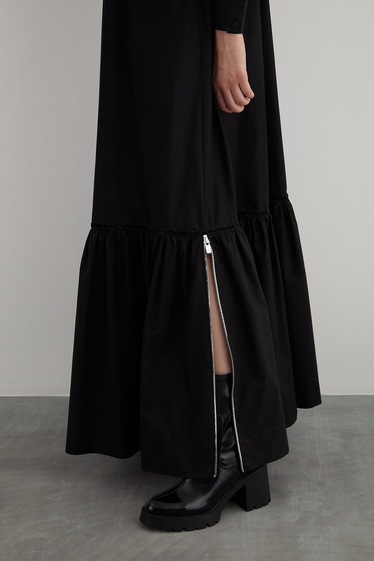 İşleme Detaylı Yakası Bağcıklı A Form Uzun Poplin Elbise