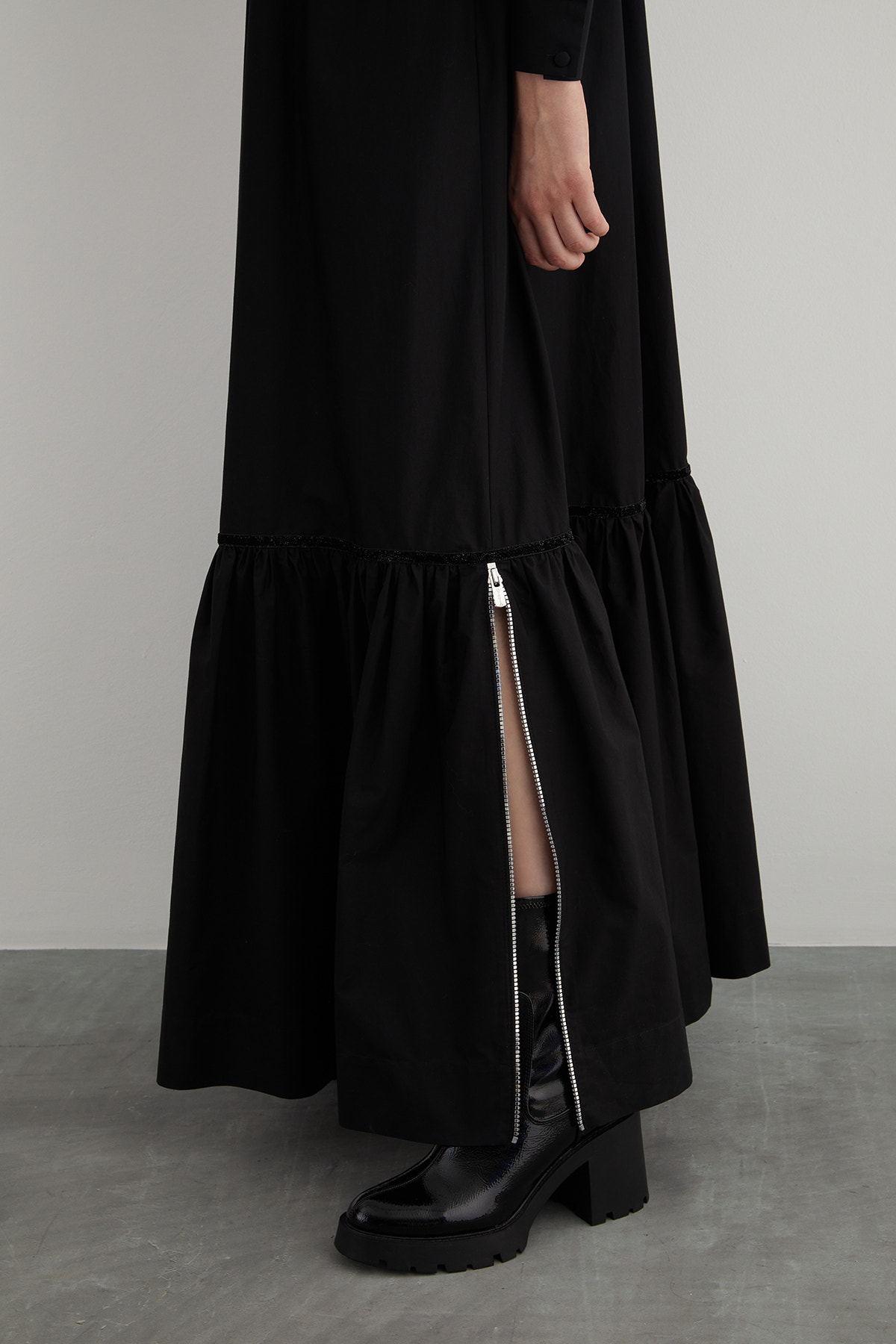 İşleme Detaylı Yakası Bağcıklı A Form Uzun Poplin Elbise