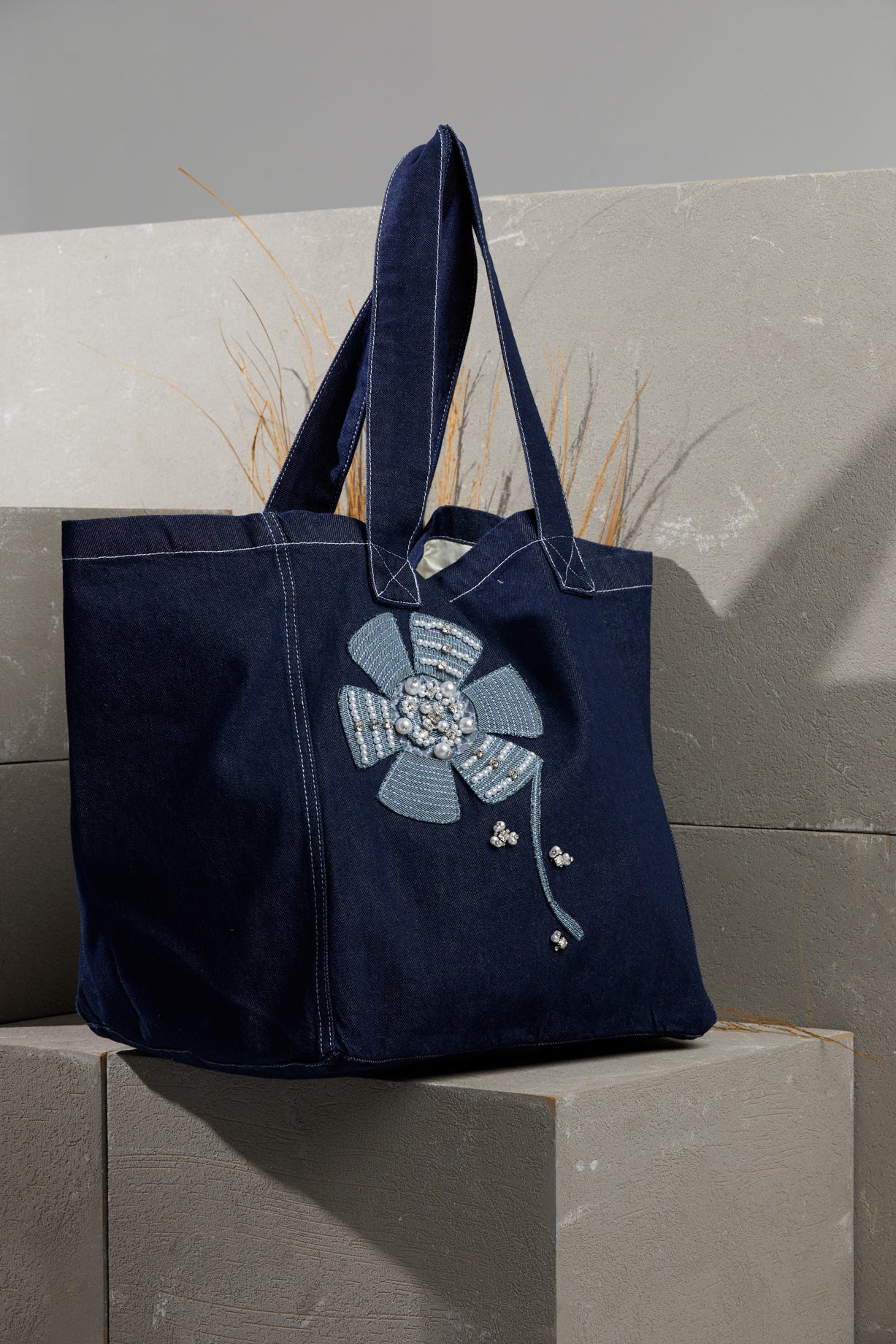 Çiçek Nakışlı İşleme Detaylı Jean Çanta