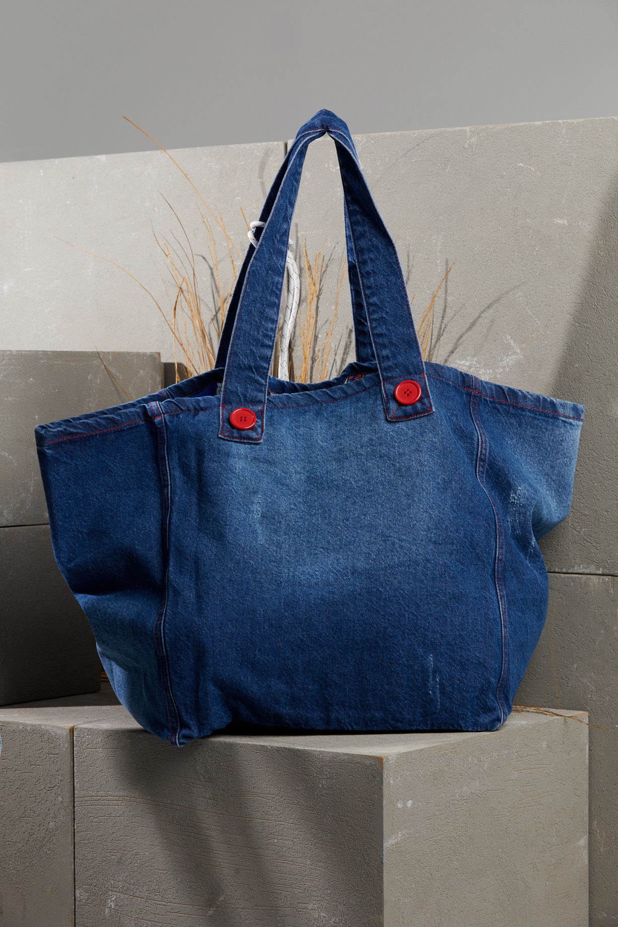 Bağcık Detaylı Nakışlı Düğmeli Jean Çanta