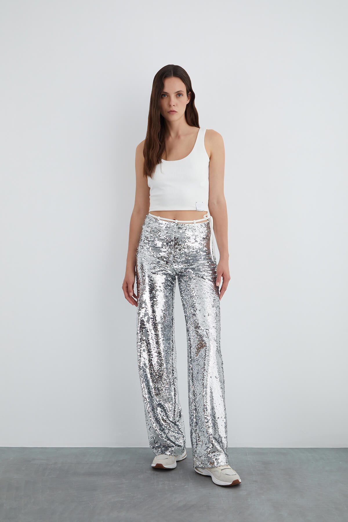 Etek Ucu Etiket Detaylı Kolsuz Kısa Bluz