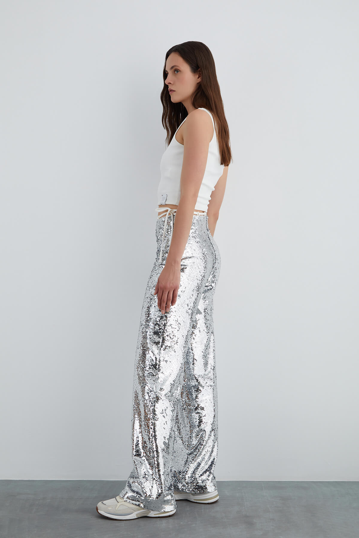 Etek Ucu Etiket Detaylı Kolsuz Kısa Bluz