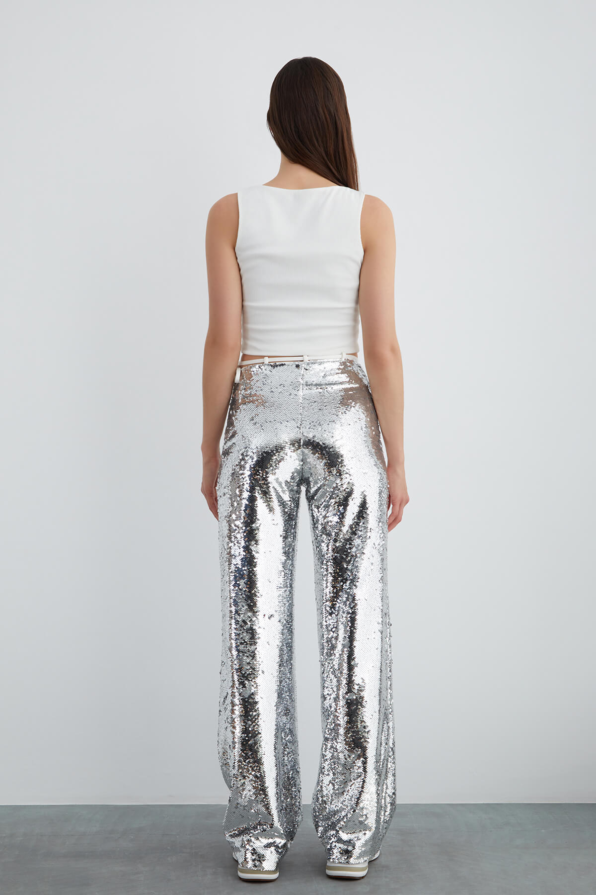 Etek Ucu Etiket Detaylı Kolsuz Kısa Bluz