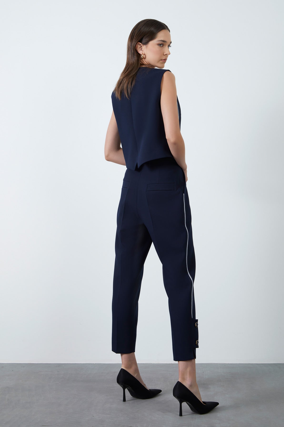 Yan Dikişleri Nakış Detaylı Paçası Düğmeli Pantolon