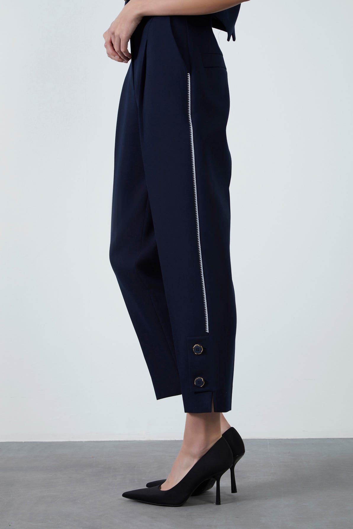 Yan Dikişleri Nakış Detaylı Paçası Düğmeli Pantolon