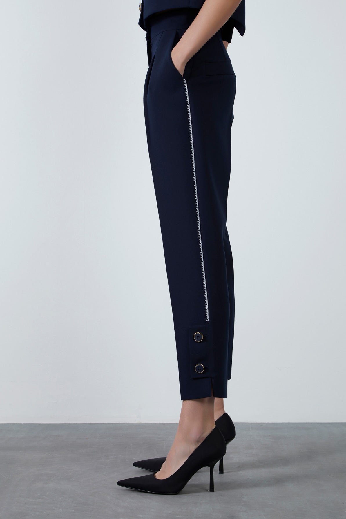 Yan Dikişleri Nakış Detaylı Paçası Düğmeli Pantolon