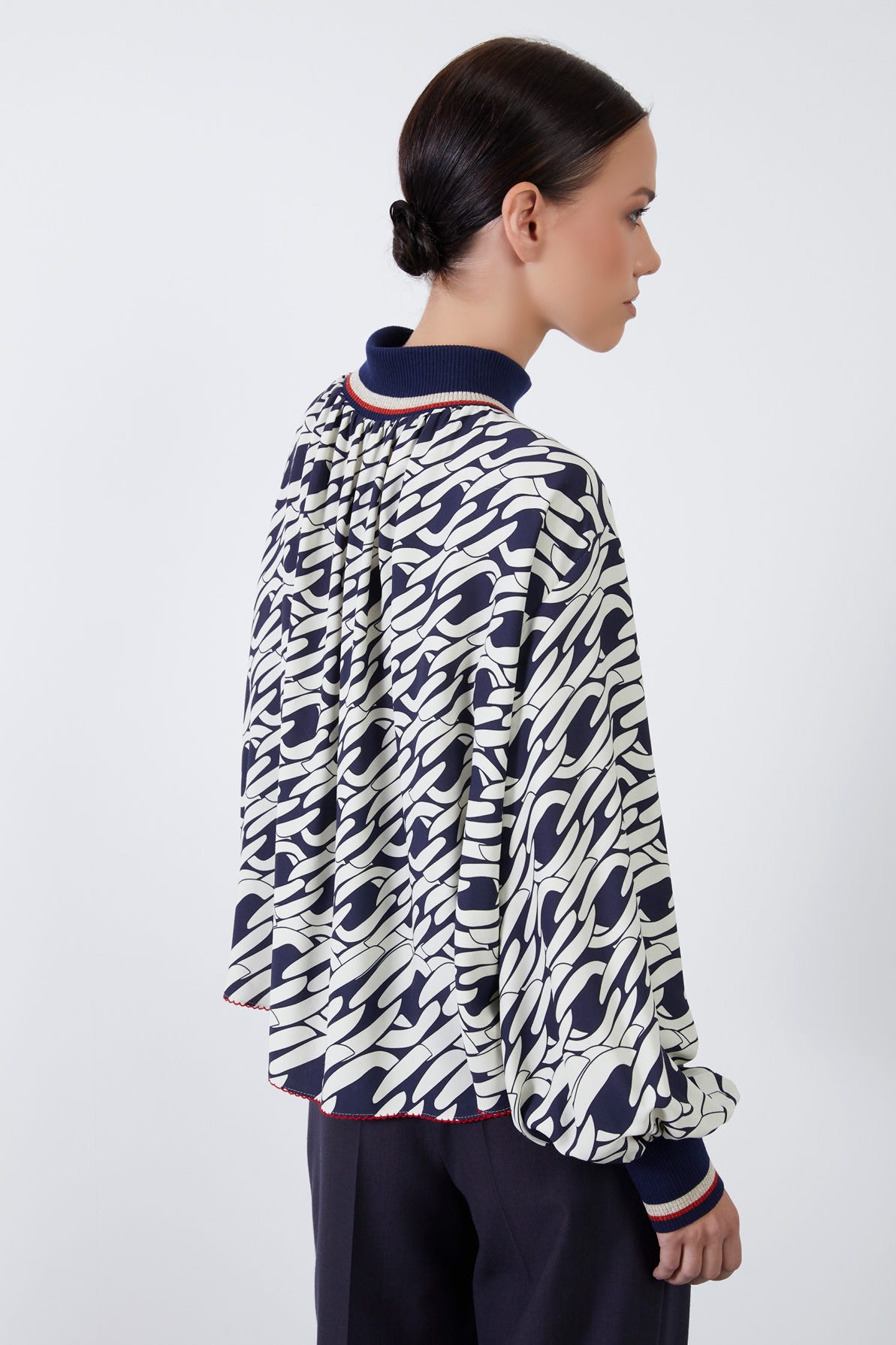 Arkası Fermuarlı Yaka Ve Manşet Triko Bantlı Etek Ucu Dikiş Detaylı Bluz