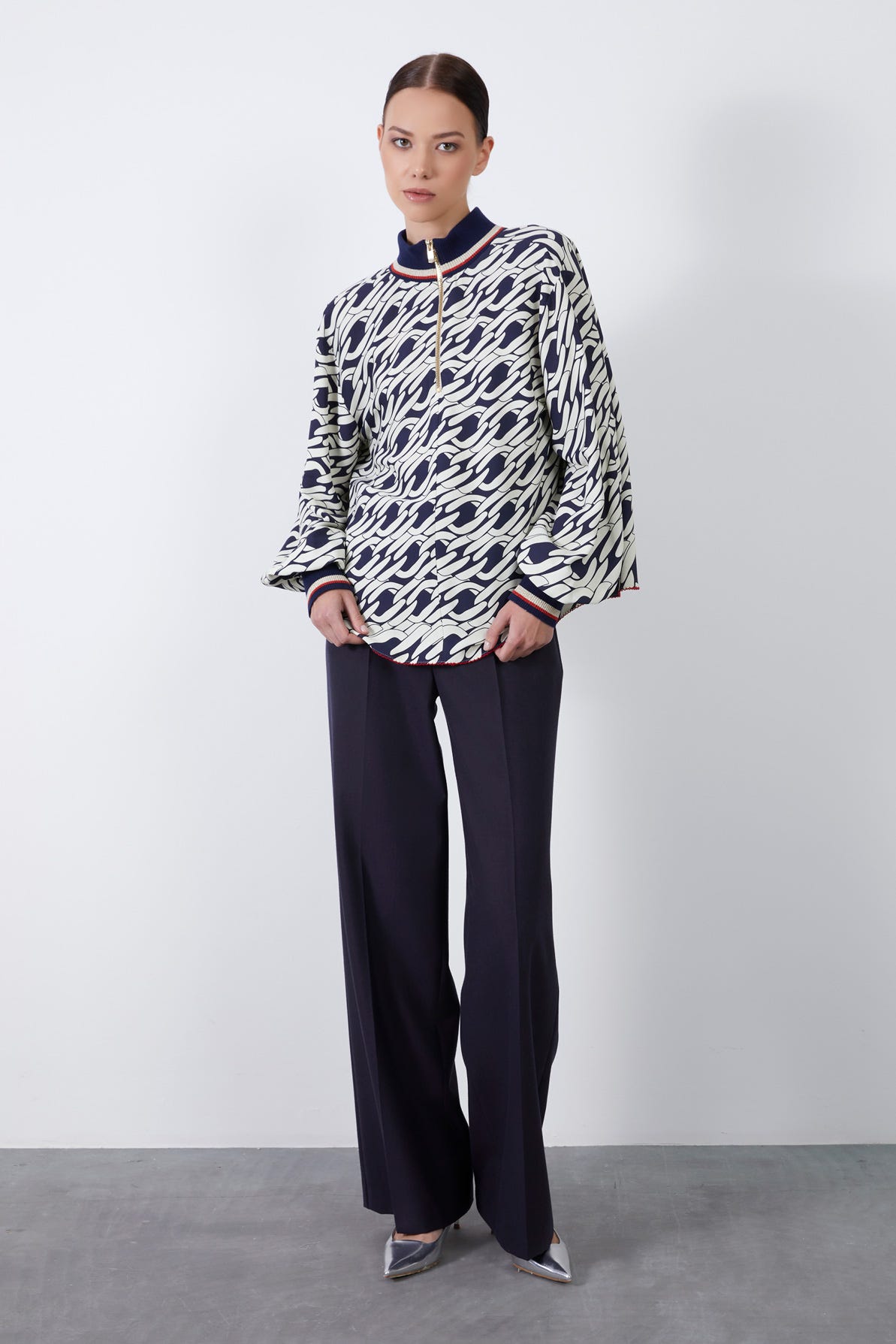 Arkası Fermuarlı Yaka Ve Manşet Triko Bantlı Etek Ucu Dikiş Detaylı Bluz