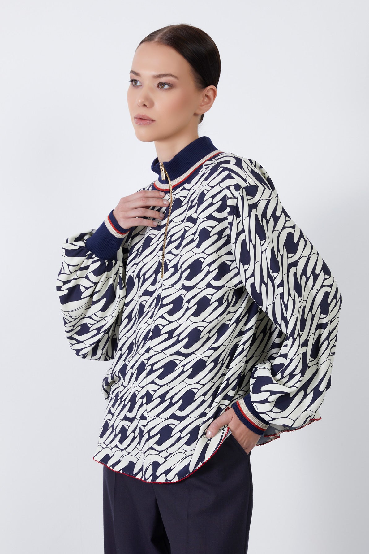 Arkası Fermuarlı Yaka Ve Manşet Triko Bantlı Etek Ucu Dikiş Detaylı Bluz