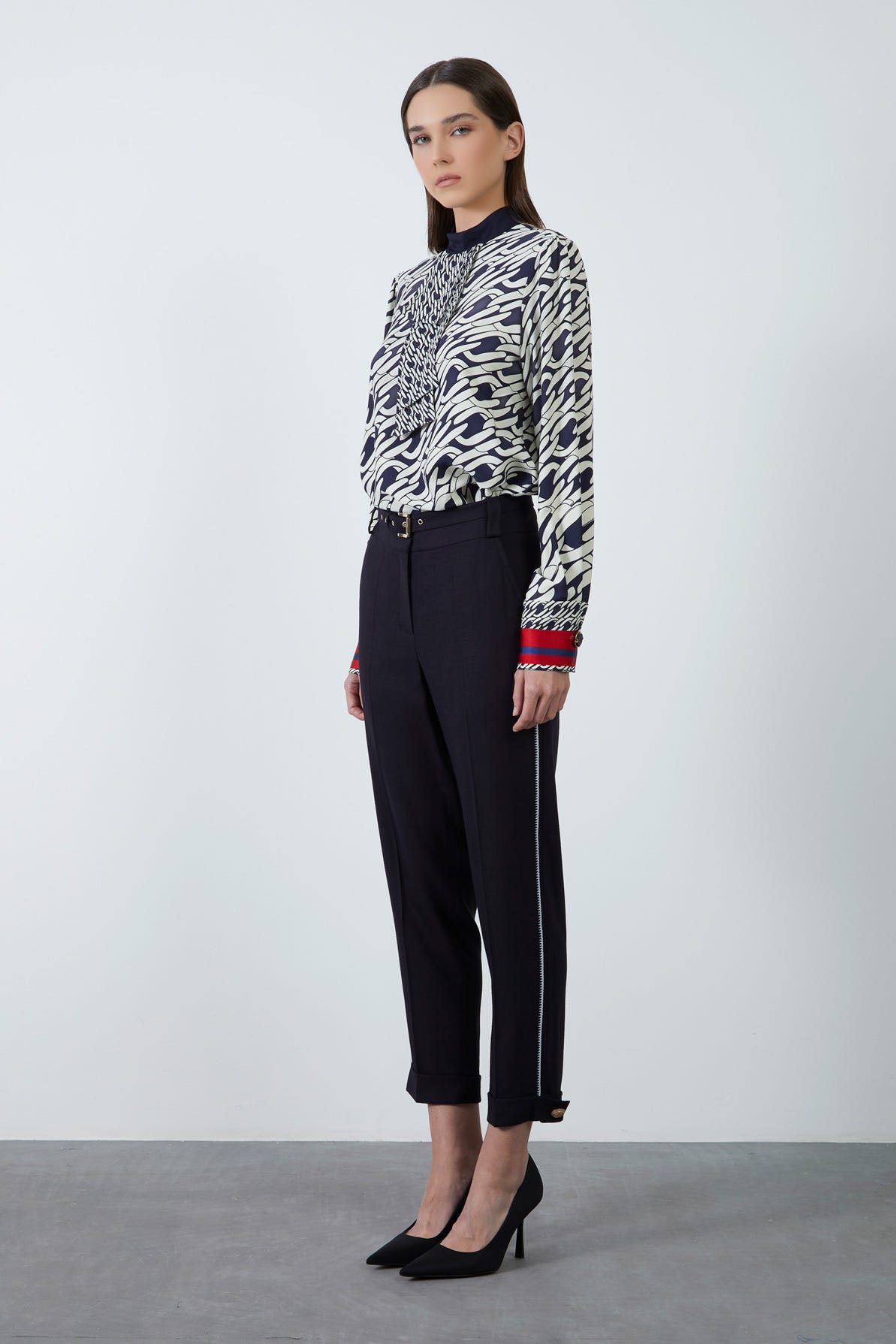 Yan Dikişler Nakış Detaylı Kemerli Pantolon