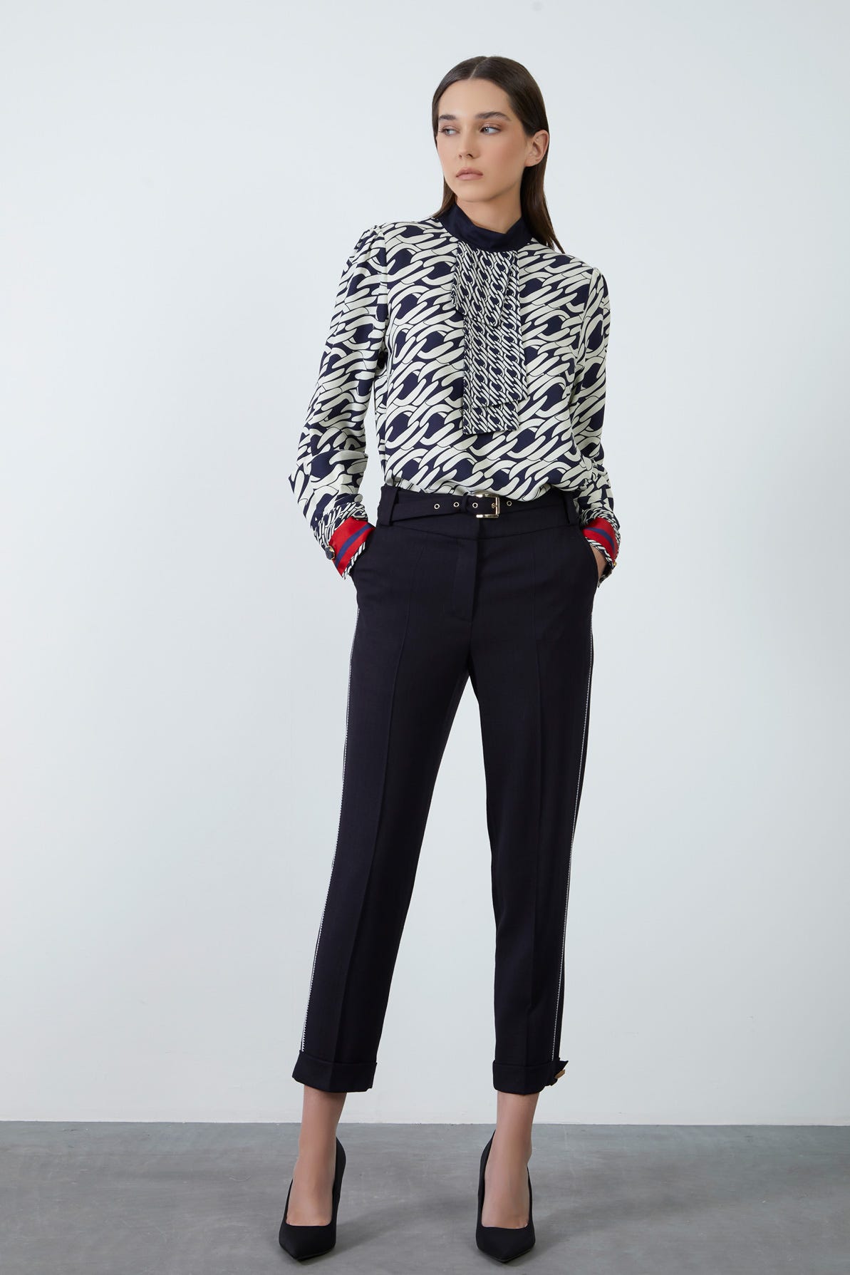 Yan Dikişler Nakış Detaylı Kemerli Pantolon