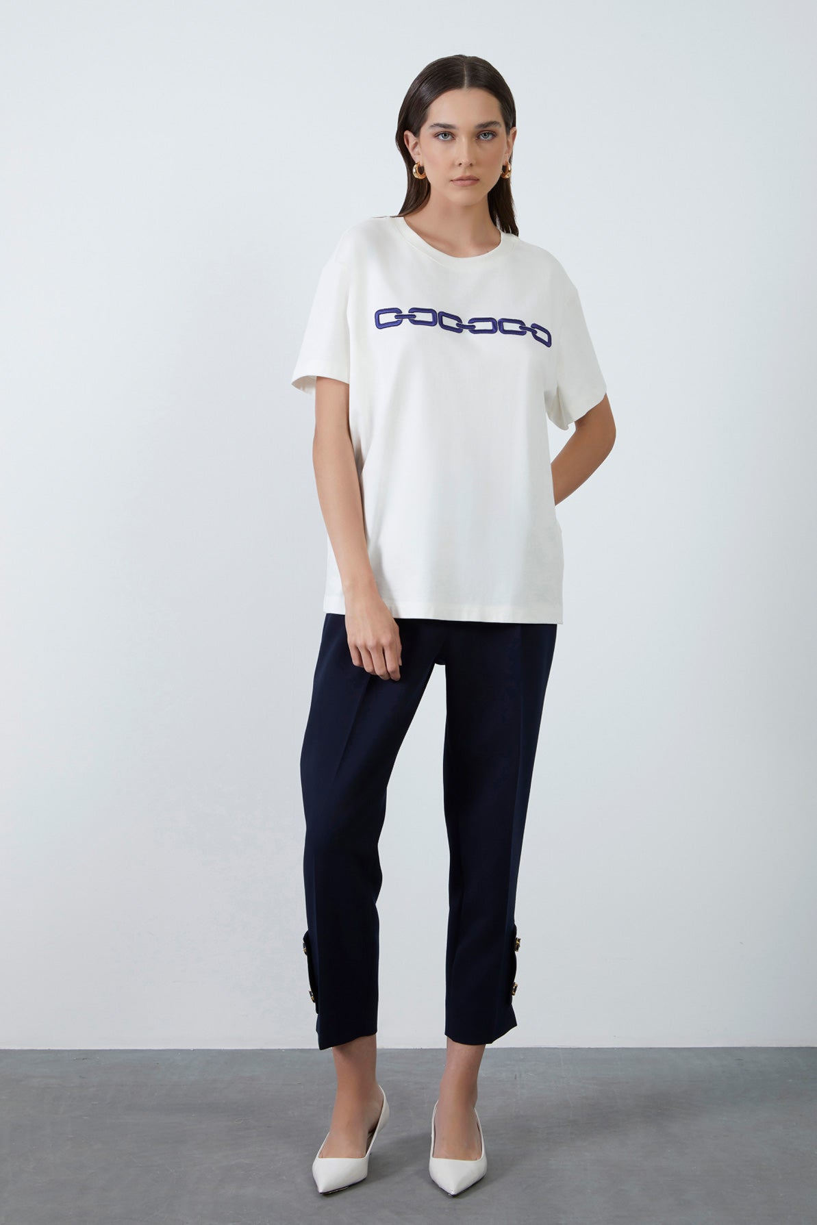 Ön Beden Nakış Detaylı Bisiklet Yaka T-shirt