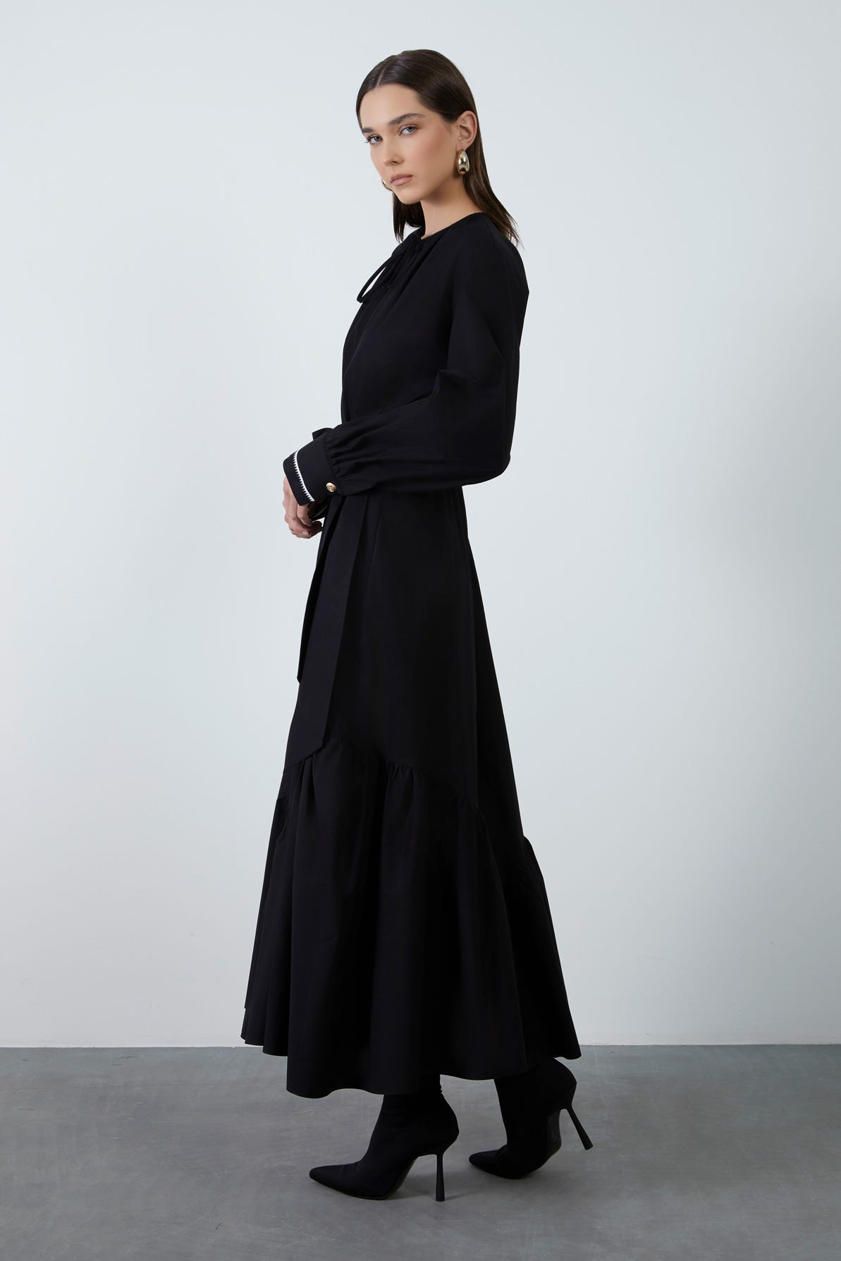 Ön Beden Ve Manşetnakış Detaylıyakası Bağcıklı Midi Elbise