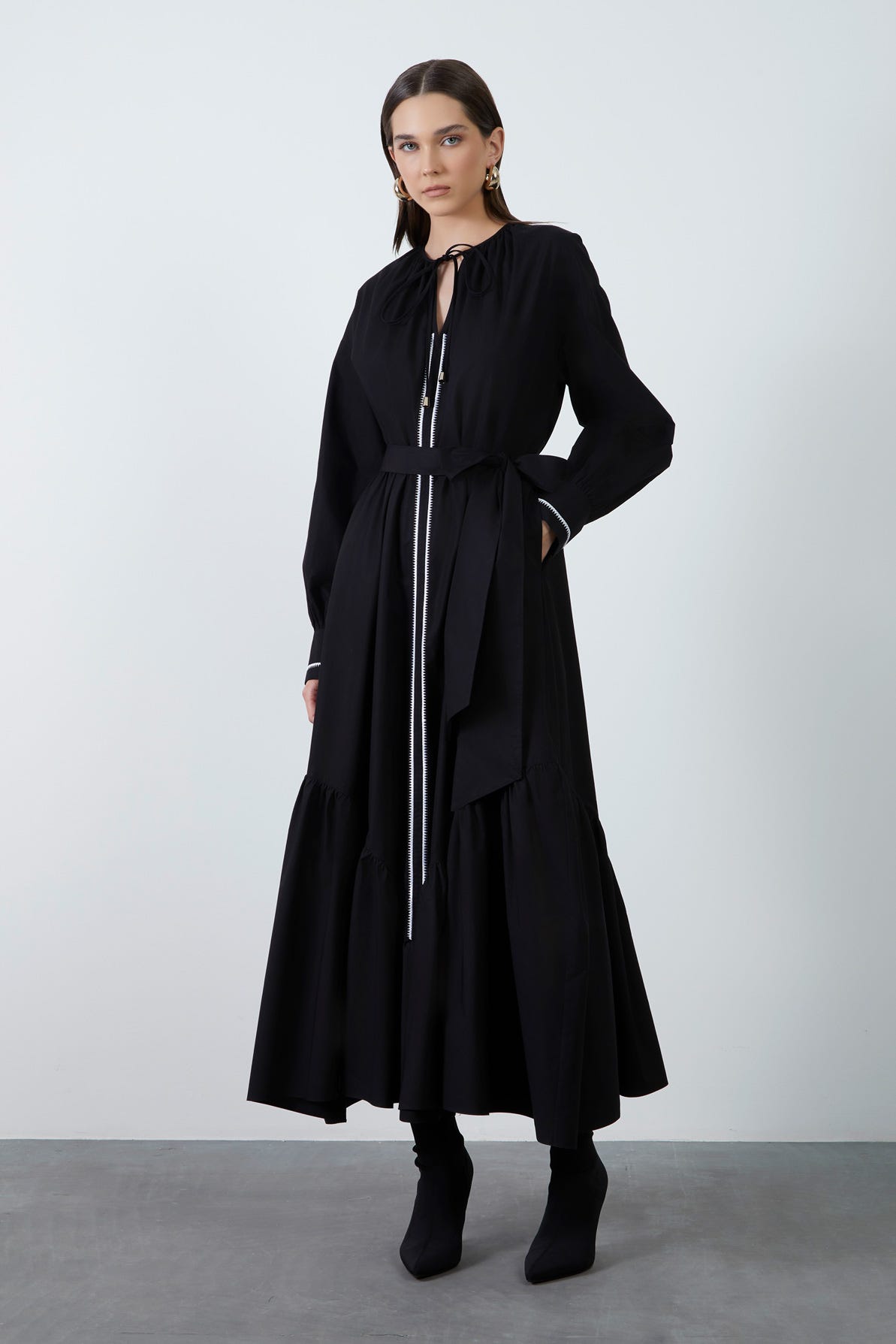 Ön Beden Ve Manşetnakış Detaylıyakası Bağcıklı Midi Elbise