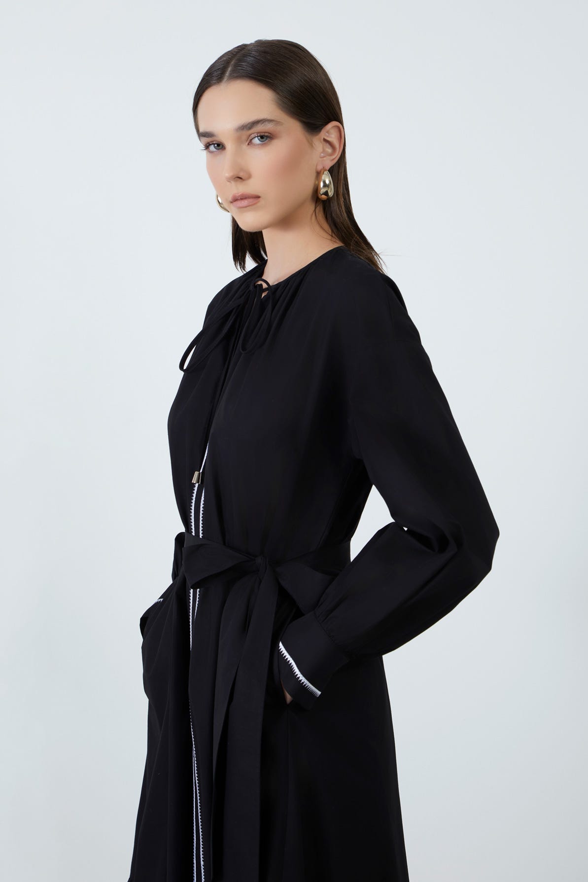 Ön Beden Ve Manşetnakış Detaylıyakası Bağcıklı Midi Elbise