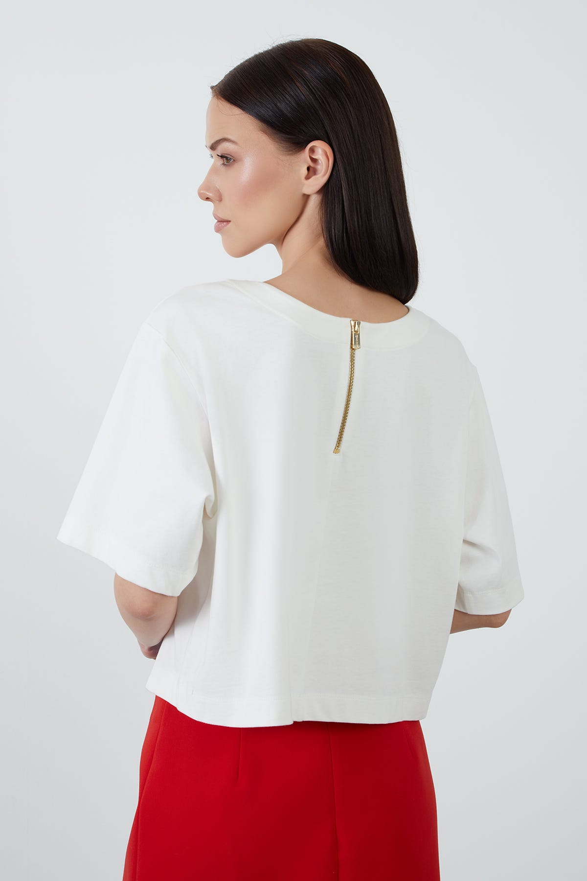 Çiçek Detaylı Arkası Fermuarlı Bluz