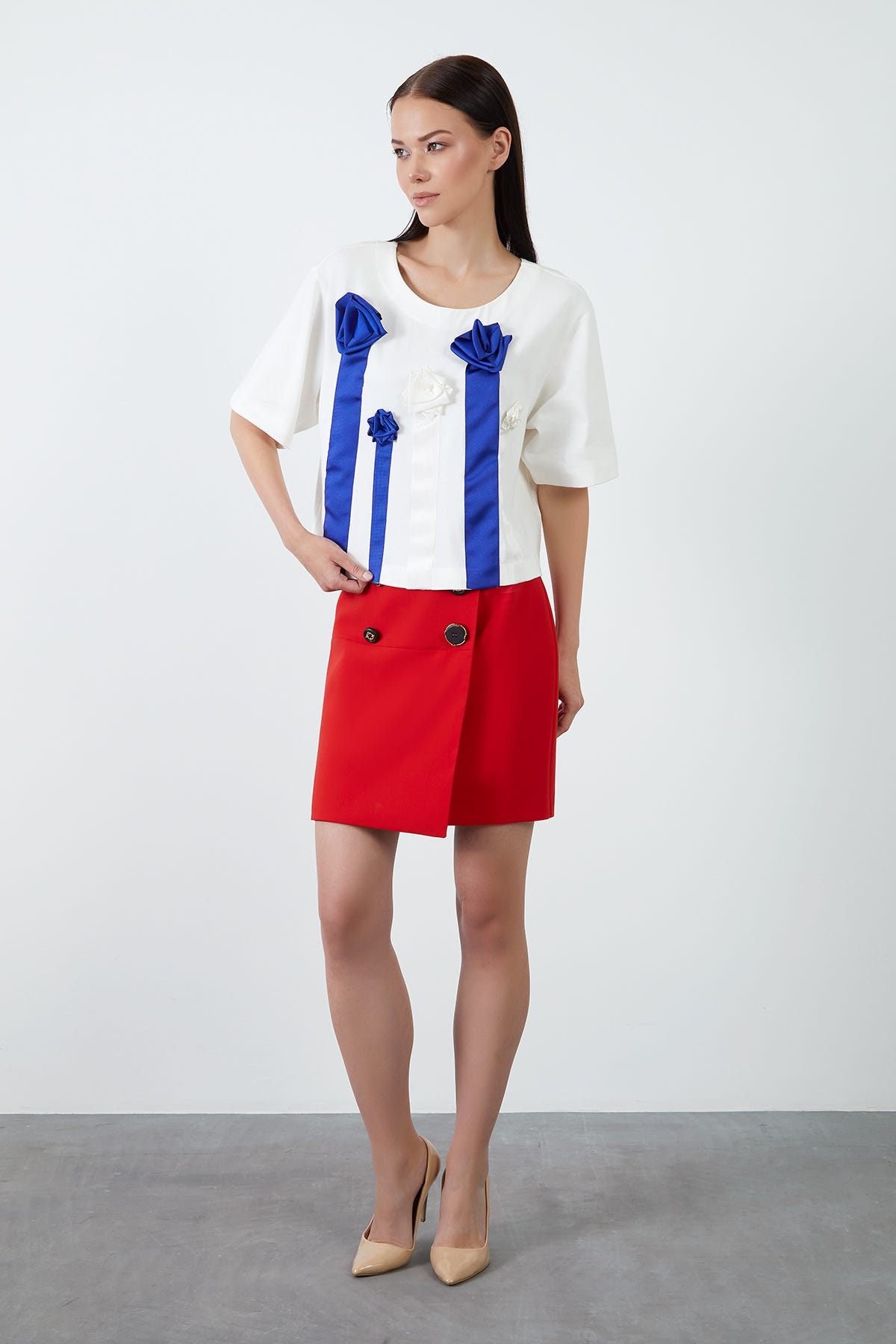 Çiçek Detaylı Arkası Fermuarlı Bluz