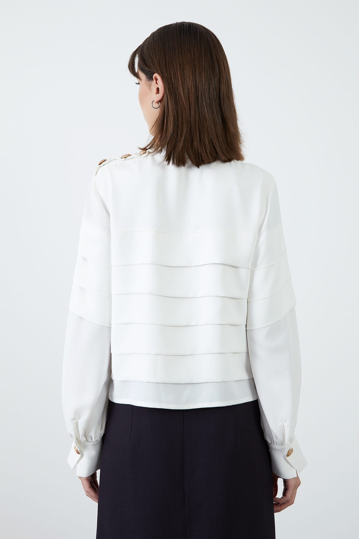 Omuzdan Düğme Detaylı Kat Kat Dik Yaka Ekru Bluz
