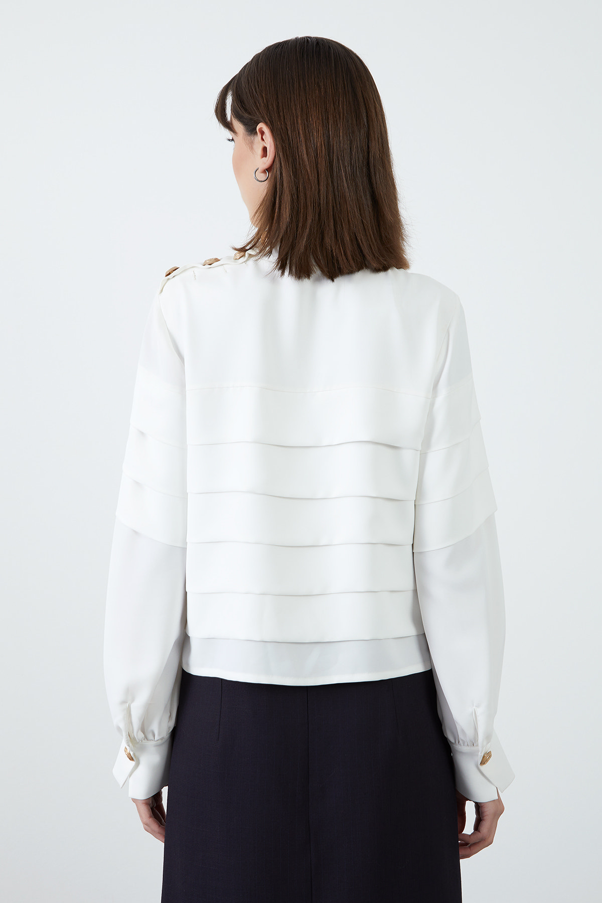 Omuzdan Düğme Detaylı Kat Kat Dik Yaka Ekru Bluz