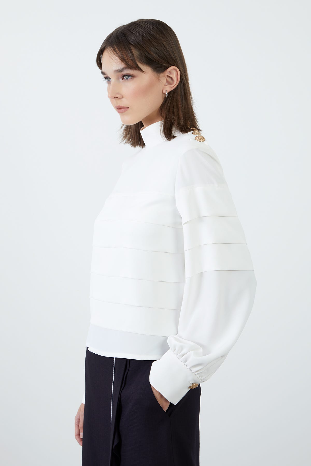 Omuzdan Düğme Detaylı Kat Kat Dik Yaka Ekru Bluz