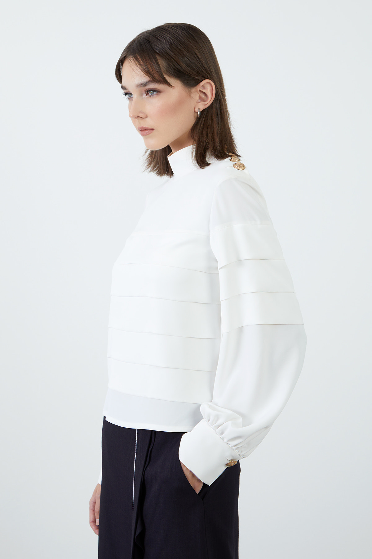 Omuzdan Düğme Detaylı Kat Kat Dik Yaka Ekru Bluz