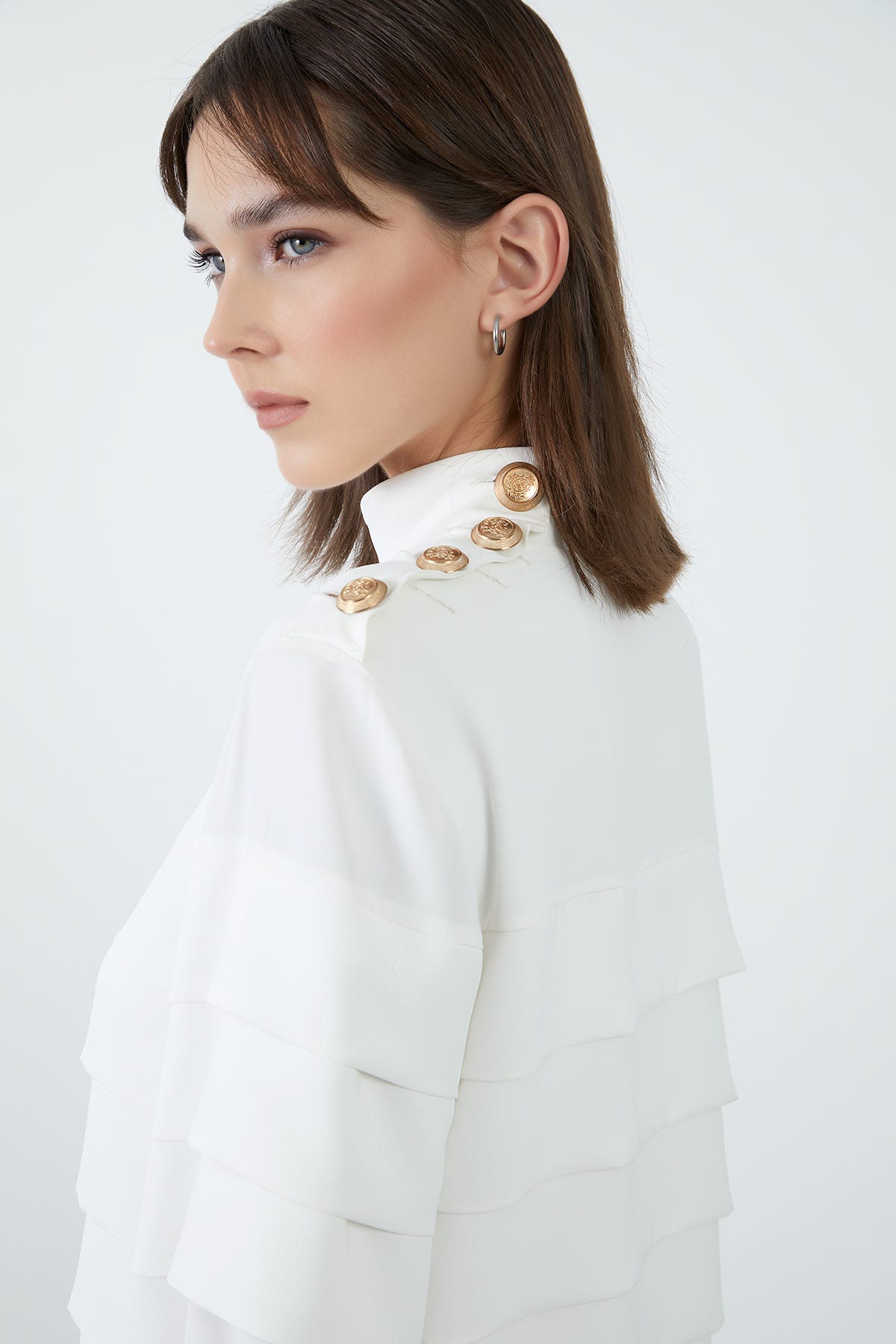 Omuzdan Düğme Detaylı Kat Kat Dik Yaka Ekru Bluz