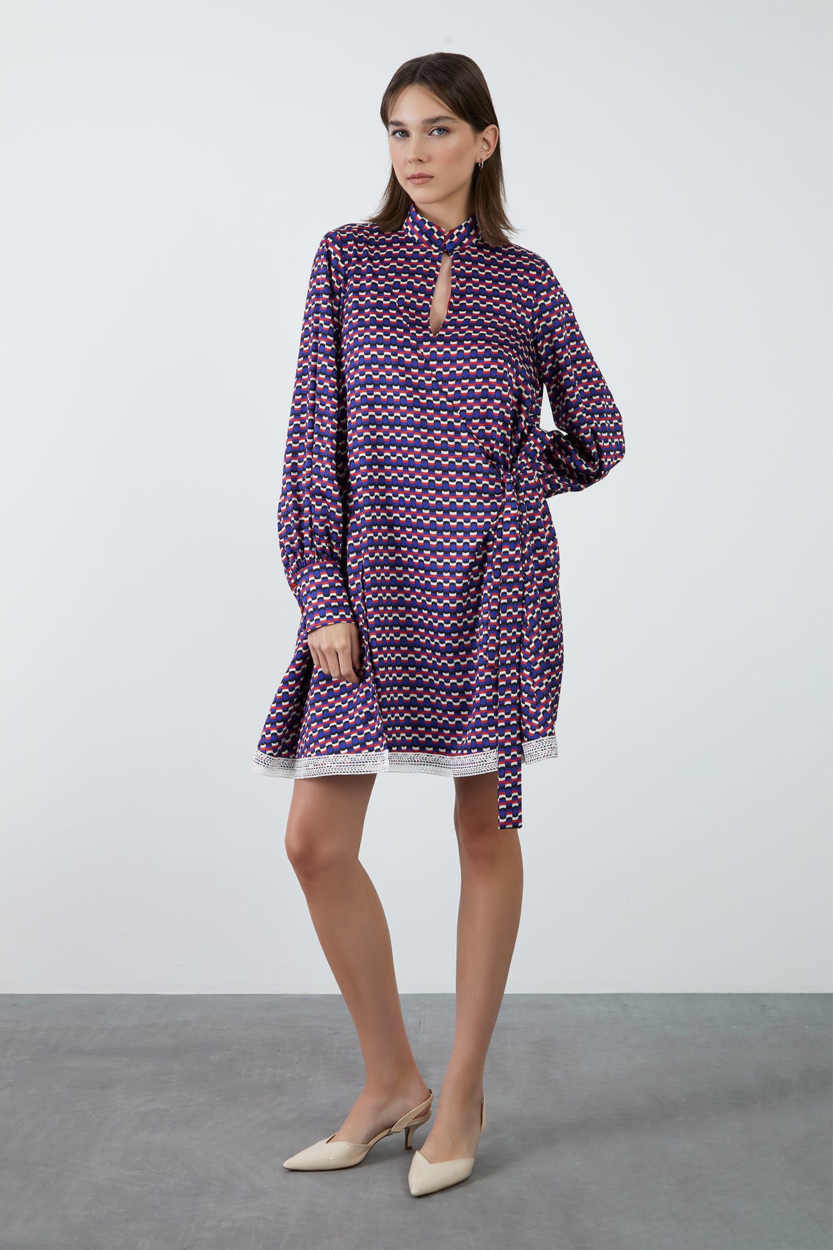 Ön Beden Damla Detaylı Tek Ucu Dantel Şeritli Mini Elbise