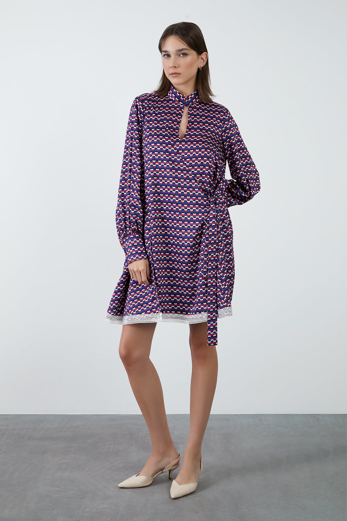 Ön Beden Damla Detaylı Tek Ucu Dantel Şeritli Mini Elbise