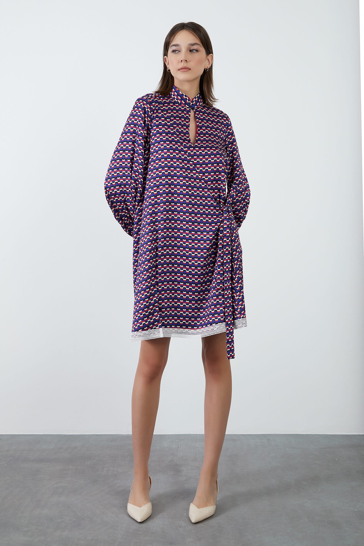 Ön Beden Damla Detaylı Tek Ucu Dantel Şeritli Mini Elbise