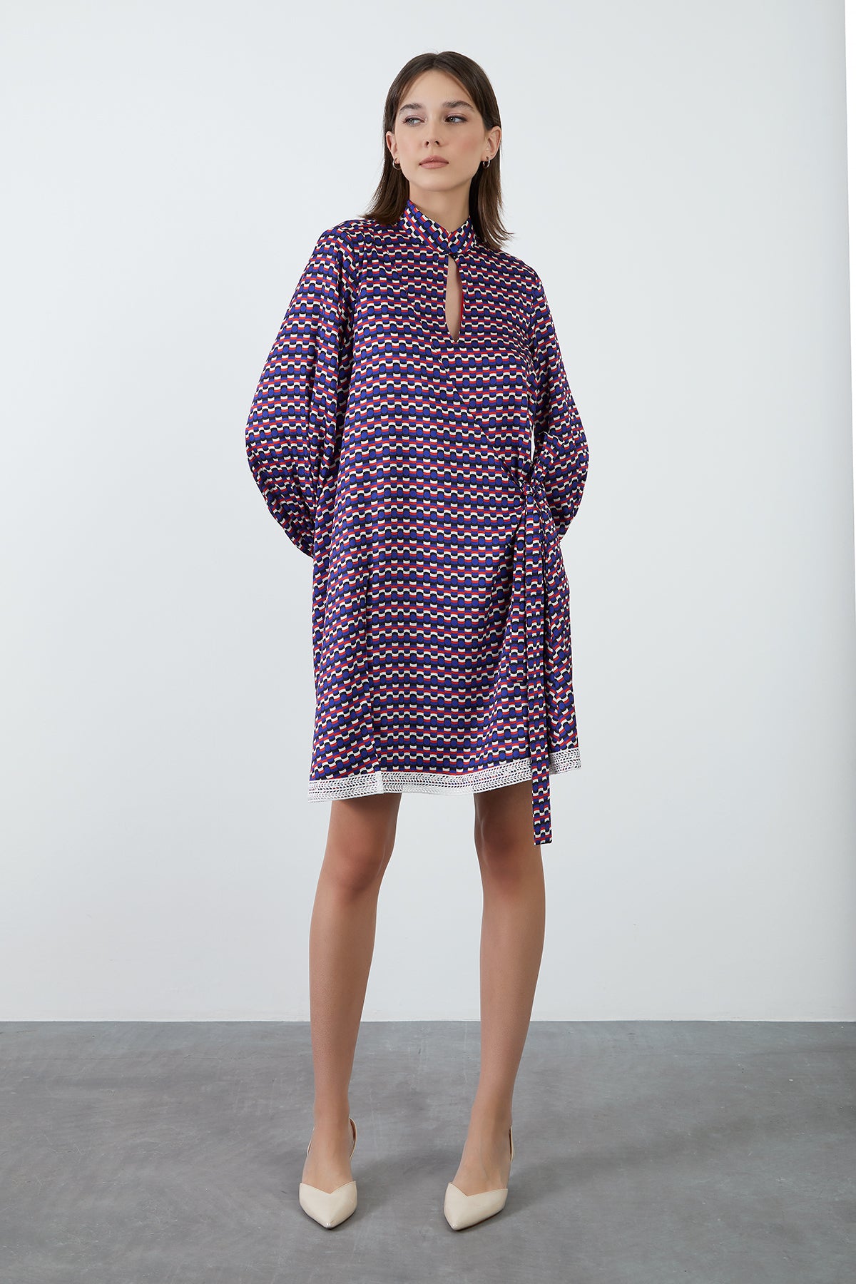 Ön Beden Damla Detaylı Tek Ucu Dantel Şeritli Mini Elbise