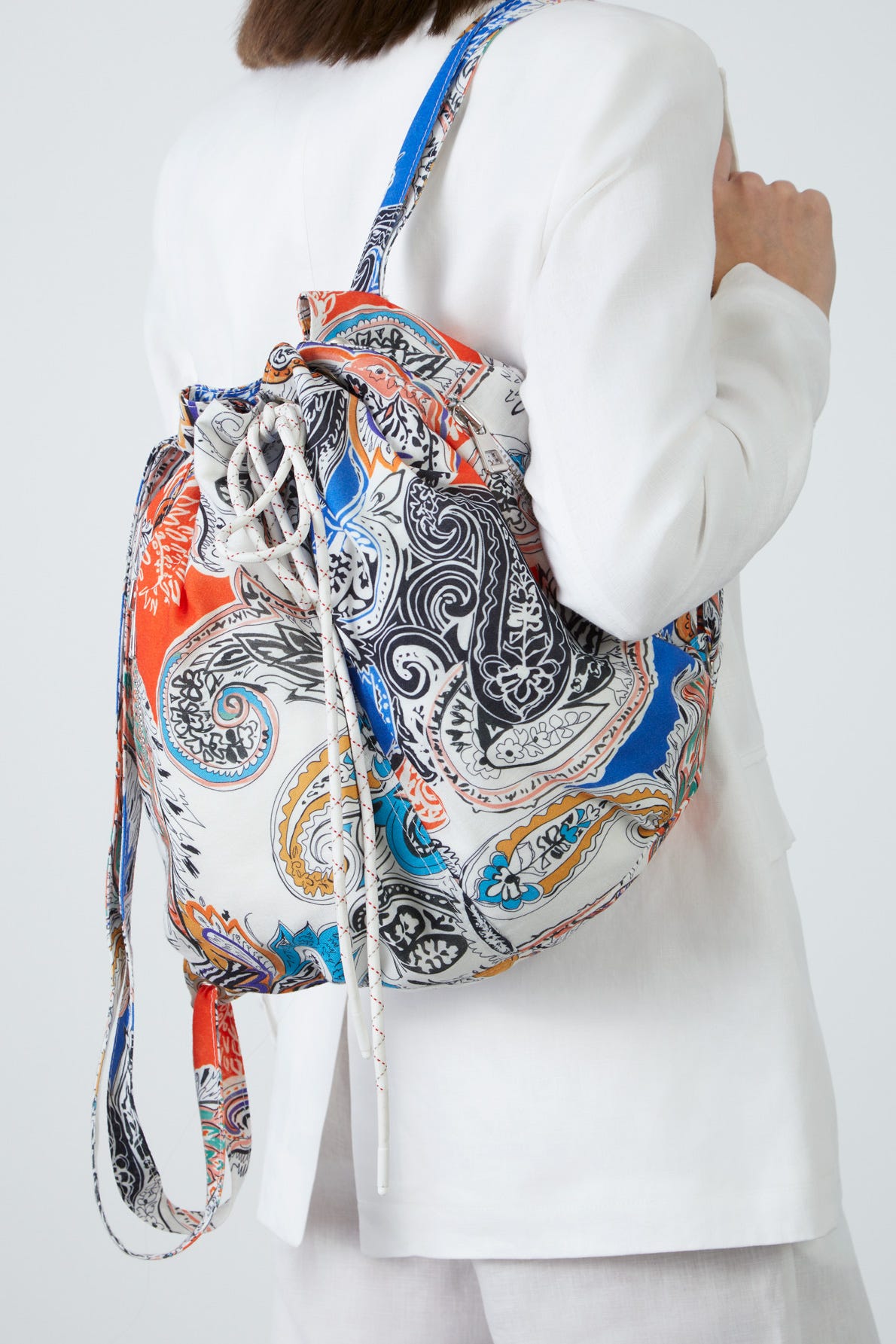 Kordon Büzme Detaylı Fermuarlı Desenli Sırt Çantası