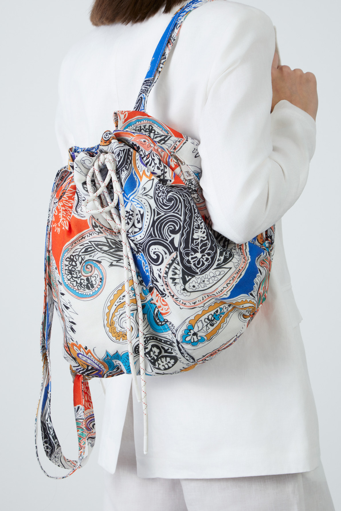 Kordon Büzme Detaylı Fermuarlı Desenli Sırt Çantası