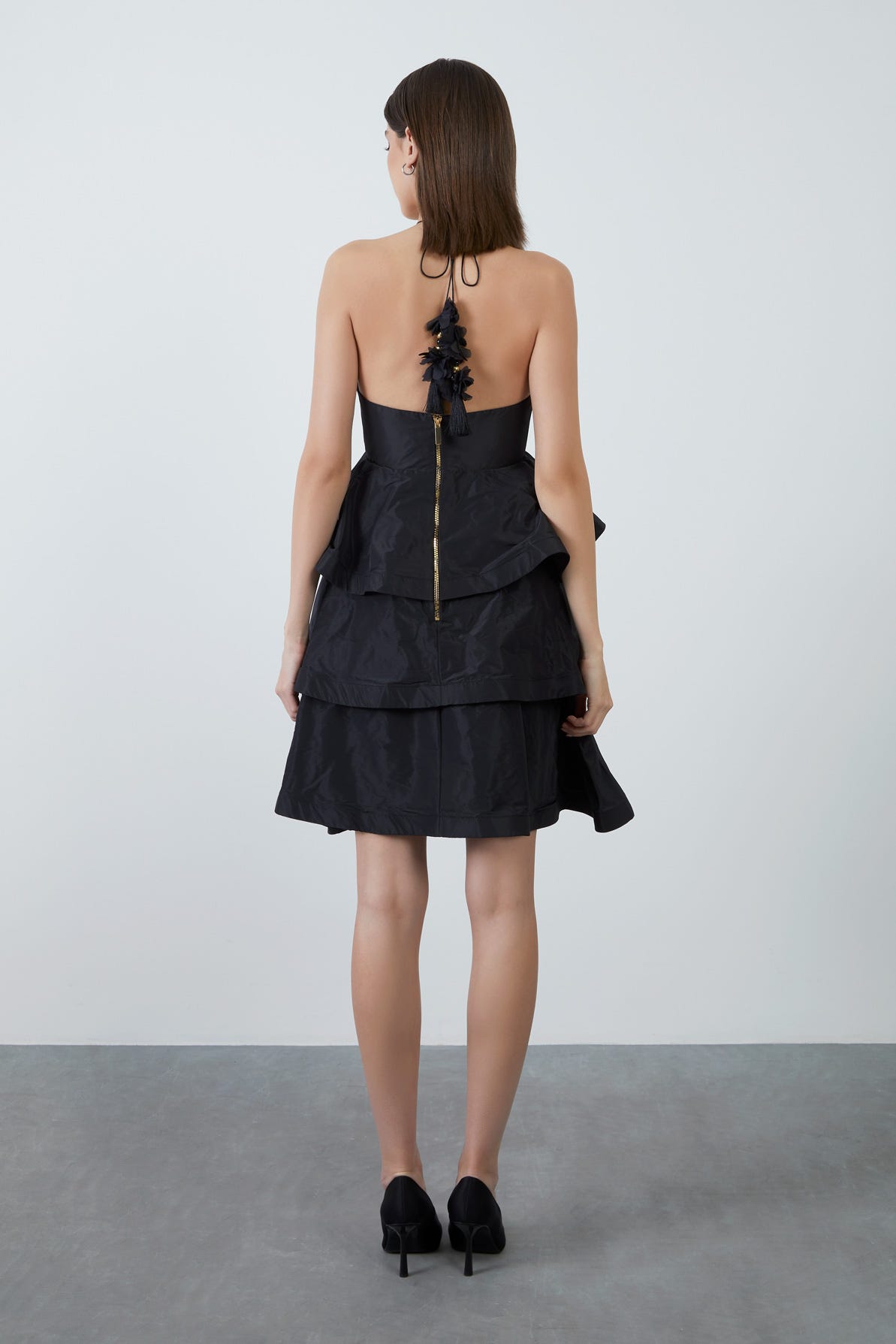 Boyundan Bağlamalı Kalp Yaka Volanlı Straplez Mini Elbise