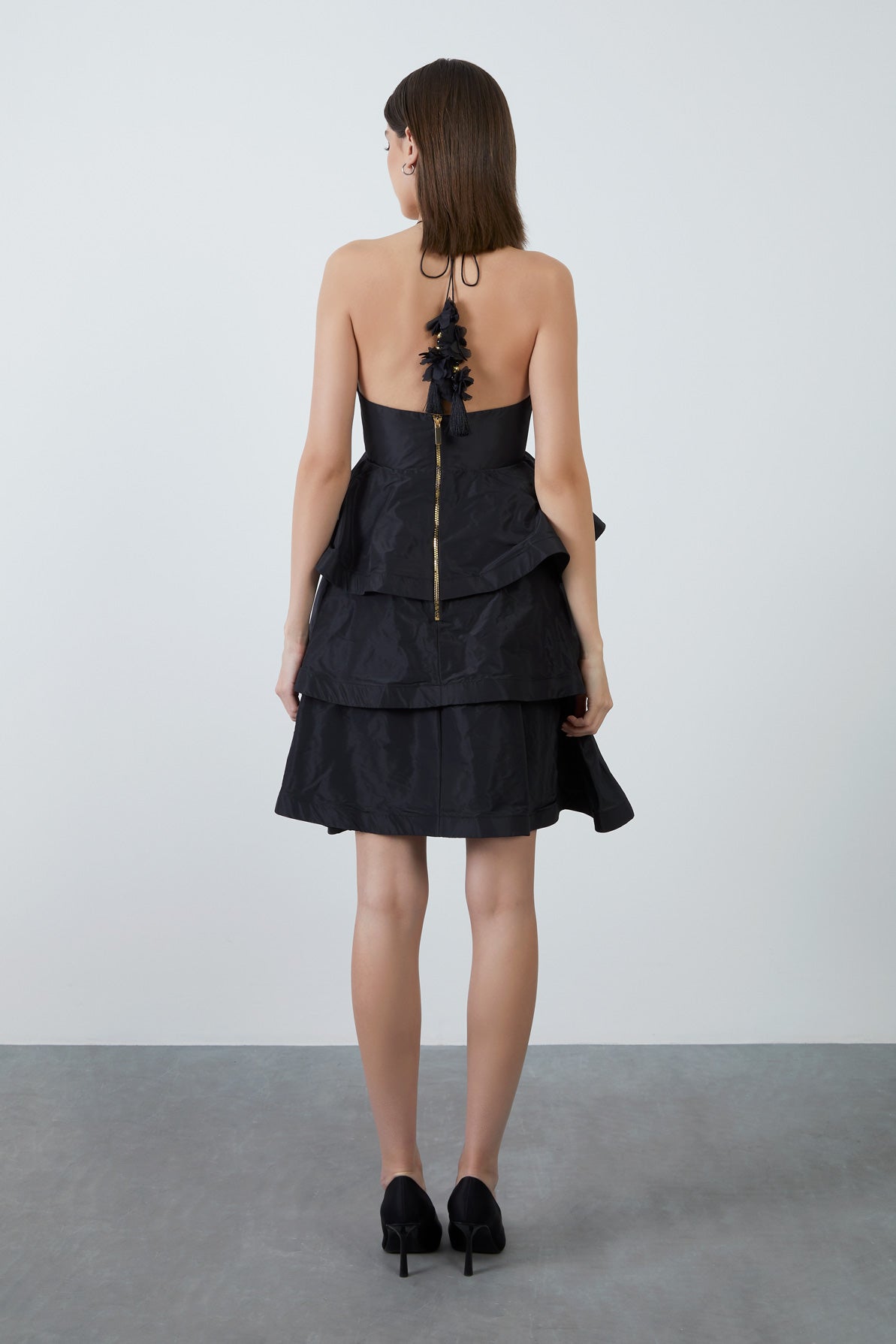 Boyundan Bağlamalı Kalp Yaka Volanlı Straplez Mini Elbise